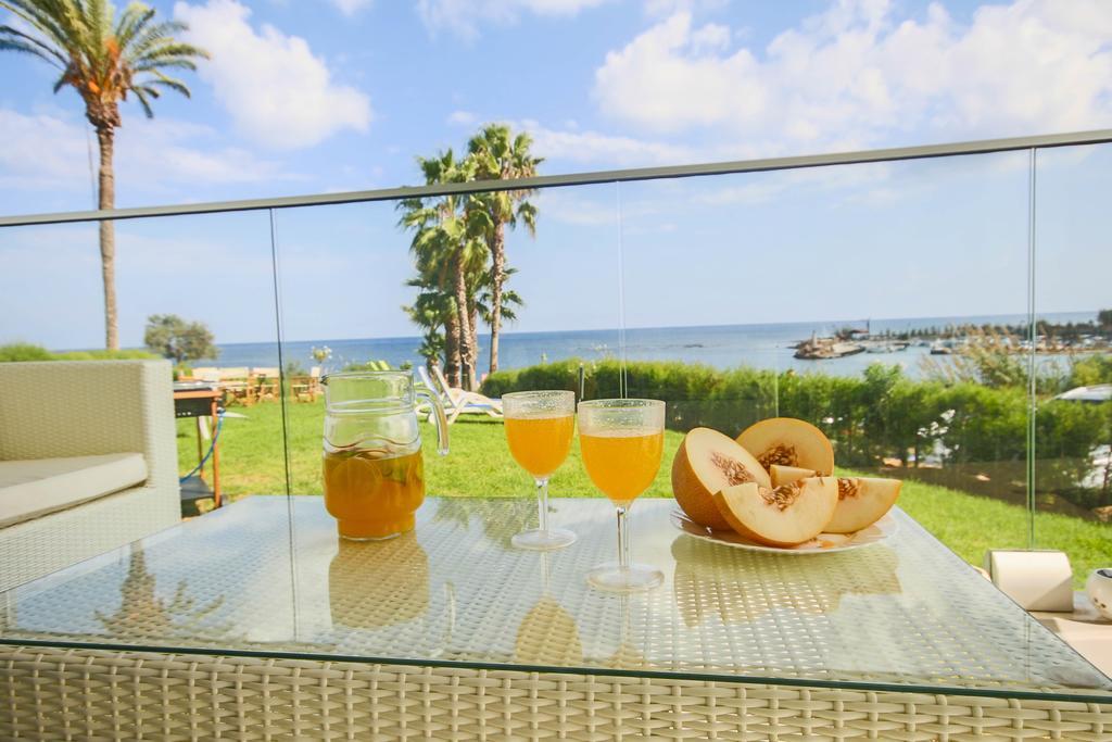 Beachfront Trident Protaras Quarto foto